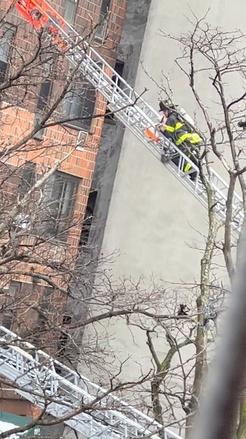 Kebakaran apartemen di New York City menewaskan 19 orang. (via REUTERS/Tanisha Ashe)