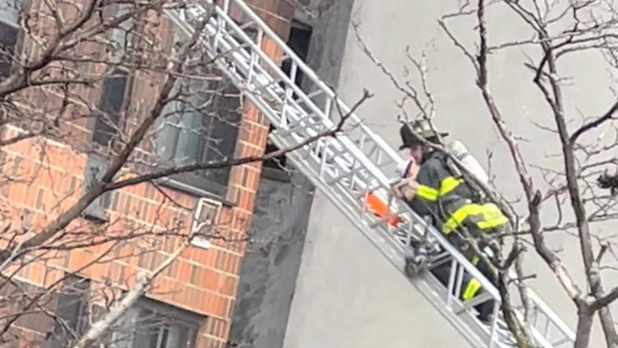 Kebakaran apartemen di New York City menewaskan 19 orang. (via REUTERS/Tanisha Ashe)