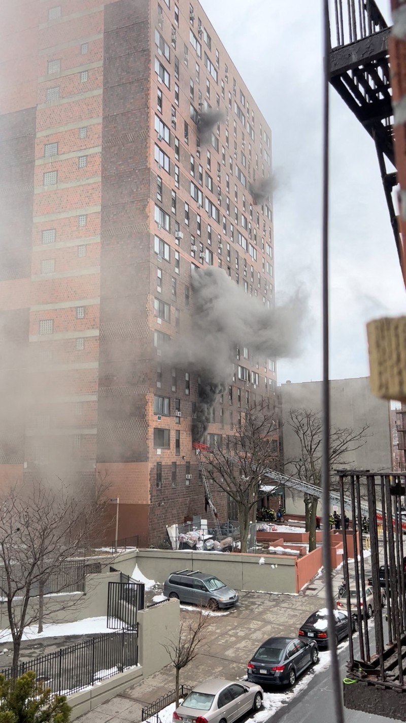 Kebakaran apartemen di New York City menewaskan 19 orang. (via REUTERS/Tanisha Ashe)