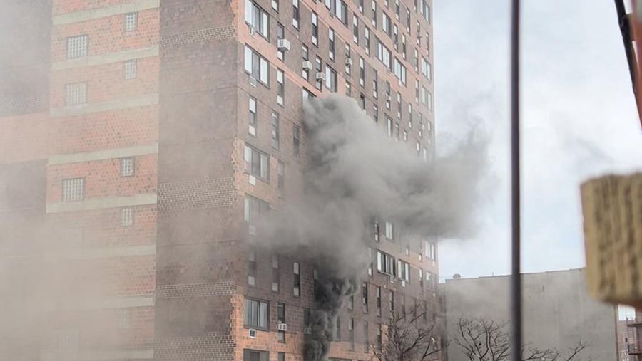 Kebakaran apartemen di New York City menewaskan 19 orang. (via REUTERS/Tanisha Ashe)