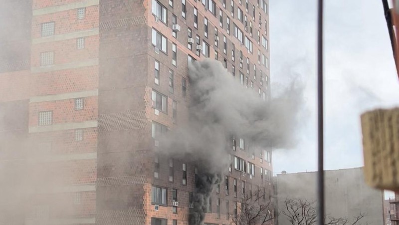 Kebakaran apartemen di New York City menewaskan 19 orang. (via REUTERS/Tanisha Ashe)