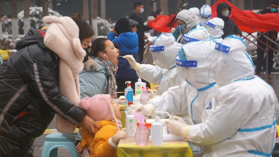Lonjakan kasus covid di China. (VIA REUTERS/STRINGER)
