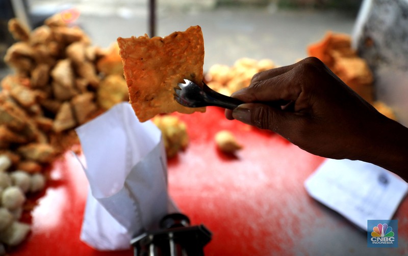 Penjual gorengan (CNBC Indonesia/Muhammad Sabki)