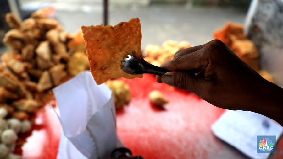 Penjual gorengan (CNBC Indonesia/Muhammad Sabki)