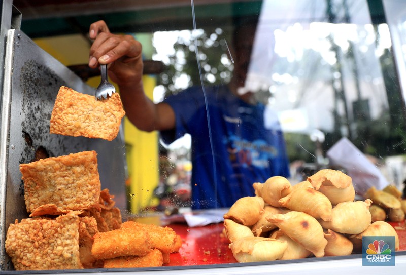 Penjual gorengan (CNBC Indonesia/Muhammad Sabki) Penjual gorengan (CNBC Indonesia/Muhammad Sabki)