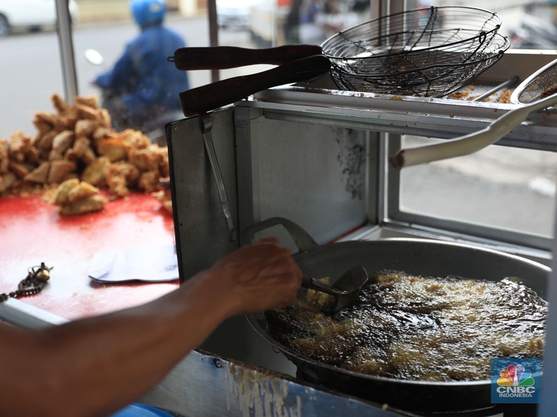 Penjual gorengan (CNBC Indonesia/Muhammad Sabki) Penjual gorengan (CNBC Indonesia/Muhammad Sabki)