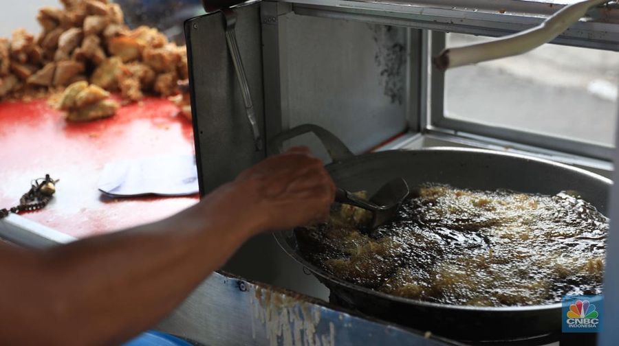 Penjual gorengan (CNBC Indonesia/Muhammad Sabki)