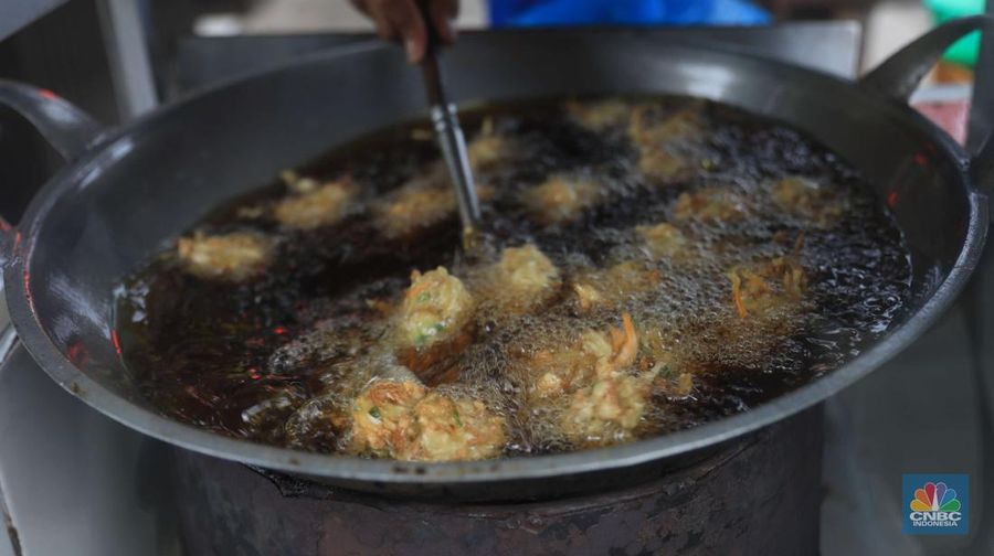 Penjual gorengan (CNBC Indonesia/Muhammad Sabki)