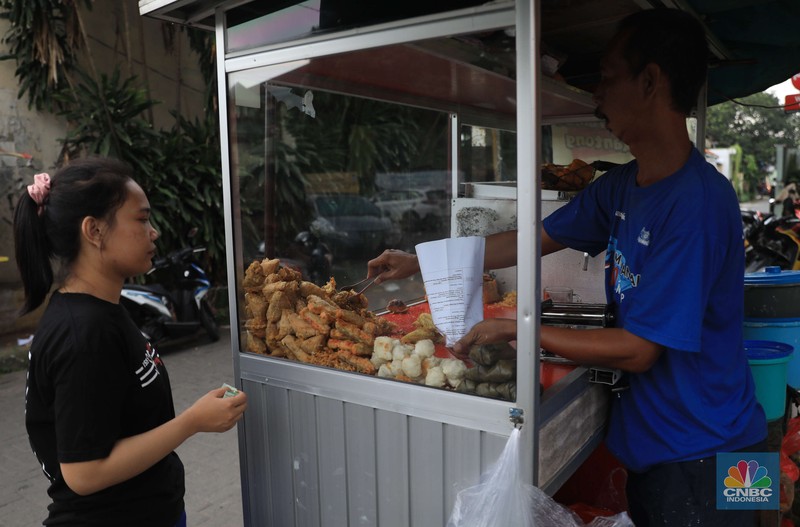 Penjual gorengan (CNBC Indonesia/Muhammad Sabki)
