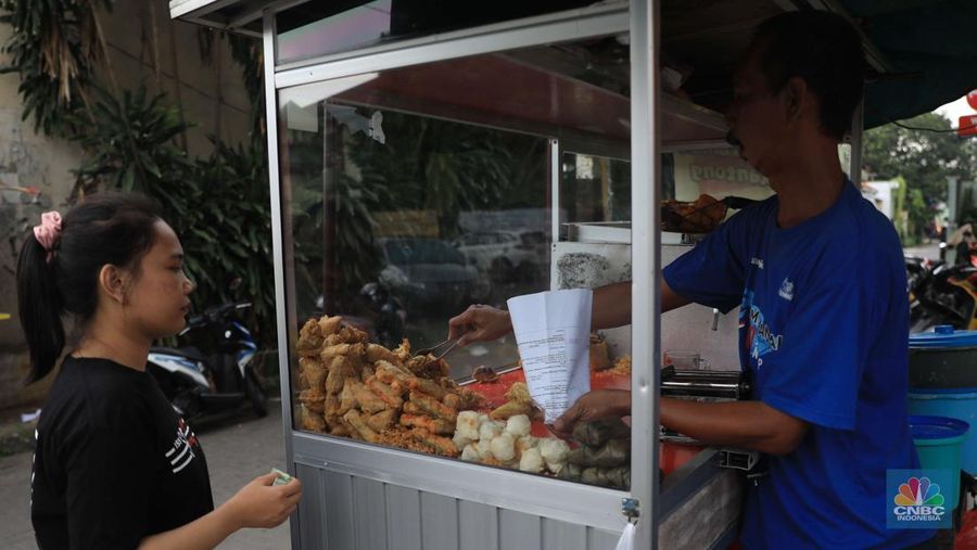 Penjual gorengan (CNBC Indonesia/Muhammad Sabki)
