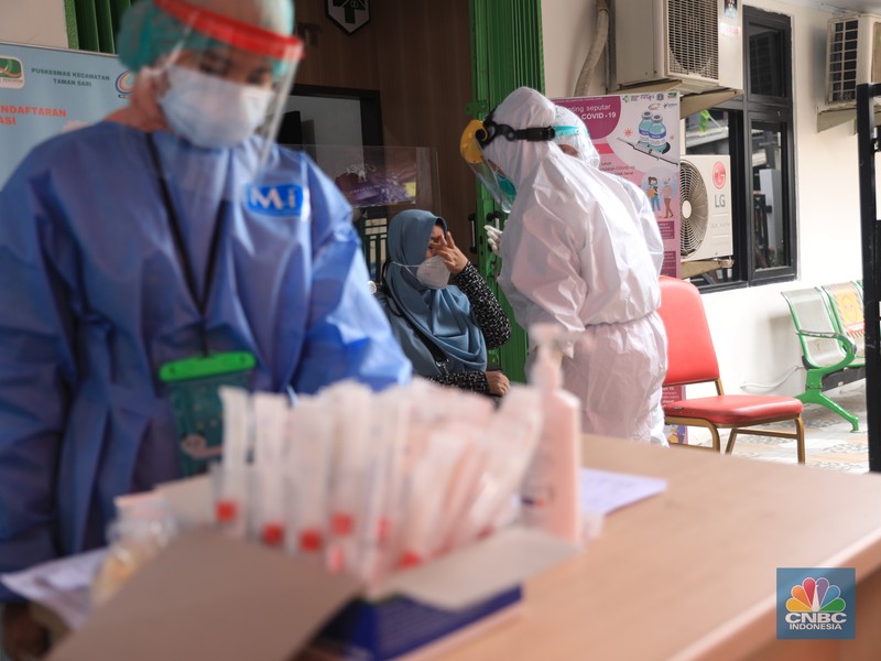 Warga kelurahan Krukut mengikuti uji test Swab Covid-19 di Kawasan RT yang terkena Covid-19 Kelurahan Kerukut, Tamansari, Jakarta, Senin (10/1/2022). (CNBC Indonesia/Muhammad Sabki) Warga kelurahan Krukut mengikuti uji test Swab Covid-19 di Kawasan RT yang terkena Covid-19 Kelurahan Kerukut, Tamansari, Jakarta, Senin (10/1/2022). (CNBC Indonesia/Muhammad Sabki)