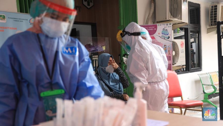 Warga kelurahan Krukut mengikuti uji test Swab Covid-19 di Kawasan RT yang terkena Covid-19 Kelurahan Kerukut, Tamansari, Jakarta, Senin (10/1/2022). (վ/Muhammad Sabki)