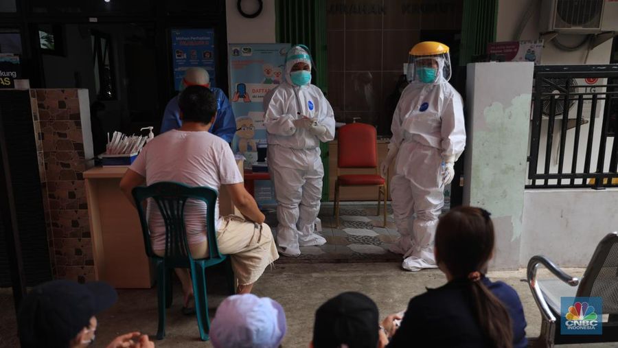 Warga kelurahan Krukut mengikuti uji test Swab Covid-19 di Kawasan RT yang terkena Covid-19 Kelurahan Kerukut, Tamansari, Jakarta, Senin (10/1/2022). (CNBC Indonesia/Muhammad Sabki)