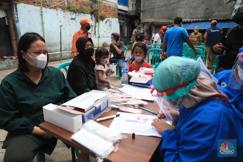 Warga kelurahan Krukut mengikuti uji test Swab Covid-19 di Kawasan RT yang terkena Covid-19 Kelurahan Kerukut, Tamansari, Jakarta, Senin (10/1/2022). (CNBC Indonesia/Muhammad Sabki) Warga kelurahan Krukut mengikuti uji test Swab Covid-19 di Kawasan RT yang terkena Covid-19 Kelurahan Kerukut, Tamansari, Jakarta, Senin (10/1/2022). (CNBC Indonesia/Muhammad Sabki)