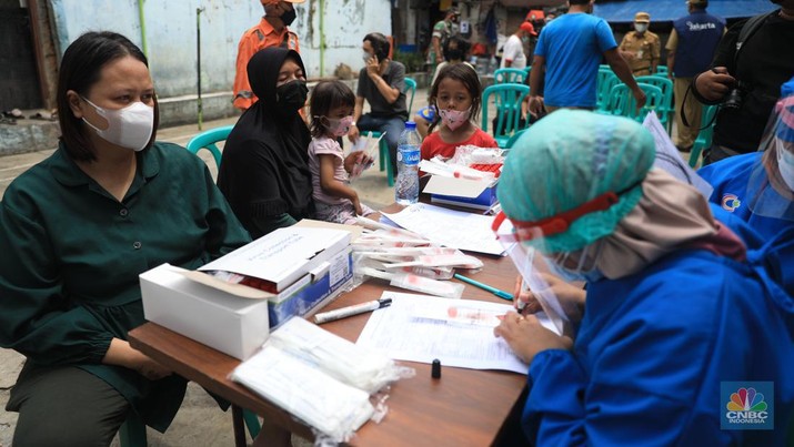 Warga kelurahan Krukut mengikuti uji test Swab Covid-19 di Kawasan RT yang terkena Covid-19 Kelurahan Kerukut, Tamansari, Jakarta, Senin (10/1/2022). (CNBC Indonesia/Muhammad Sabki) Warga kelurahan Krukut mengikuti uji test Swab Covid-19 di Kawasan RT yang terkena Covid-19 Kelurahan Kerukut, Tamansari, Jakarta, Senin (10/1/2022). (CNBC Indonesia/Muhammad Sabki)