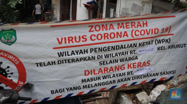 Zona merah di Kelurahan Kerukut, Tamansari, Jakarta, Senin (10/1/2022). (CNBC Indonesia/Muhammad Sabki) Zona merah di Kelurahan Kerukut, Tamansari, Jakarta, Senin (10/1/2022). (CNBC Indonesia/Muhammad Sabki)
