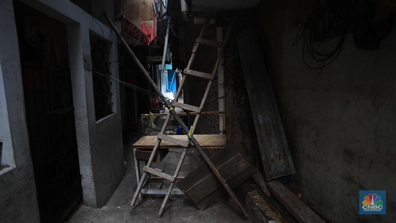Zona merah di Kelurahan Kerukut, Tamansari, Jakarta, Senin (10/1/2022). (CNBC Indonesia/Muhammad Sabki)