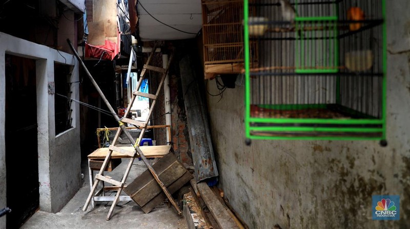 Warga kelurahan Krukut mengikuti uji test Swab Covid-19 di Kawasan RT yang terkena Covid-19 Kelurahan Kerukut, Tamansari, Jakarta, Senin (10/1/2022). (CNBC Indonesia/Muhammad Sabki)