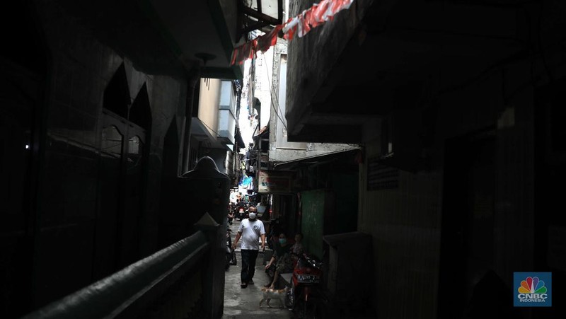 Warga kelurahan Krukut mengikuti uji test Swab Covid-19 di Kawasan RT yang terkena Covid-19 Kelurahan Kerukut, Tamansari, Jakarta, Senin (10/1/2022). (CNBC Indonesia/Muhammad Sabki)