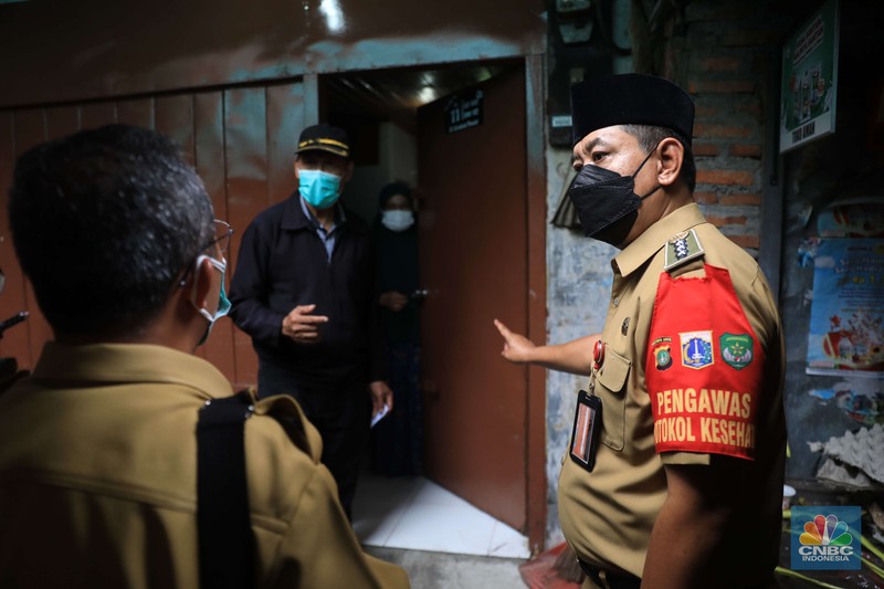Zona merah di Kelurahan Kerukut, Tamansari, Jakarta, Senin (10/1/2022). (CNBC Indonesia/Muhammad Sabki) Zona merah di Kelurahan Kerukut, Tamansari, Jakarta, Senin (10/1/2022). (CNBC Indonesia/Muhammad Sabki)