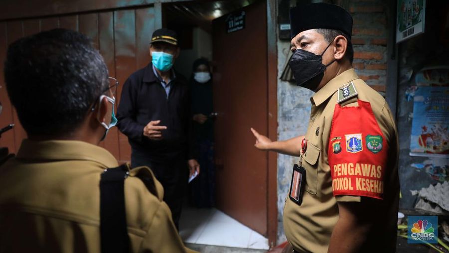 Zona merah di Kelurahan Kerukut, Tamansari, Jakarta, Senin (10/1/2022). (CNBC Indonesia/Muhammad Sabki)