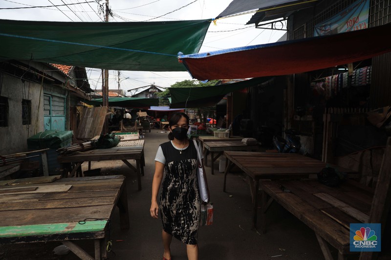 Zona merah di Kelurahan Kerukut, Tamansari, Jakarta, Senin (10/1/2022). (CNBC Indonesia/Muhammad Sabki) Zona merah di Kelurahan Kerukut, Tamansari, Jakarta, Senin (10/1/2022). (CNBC Indonesia/Muhammad Sabki)