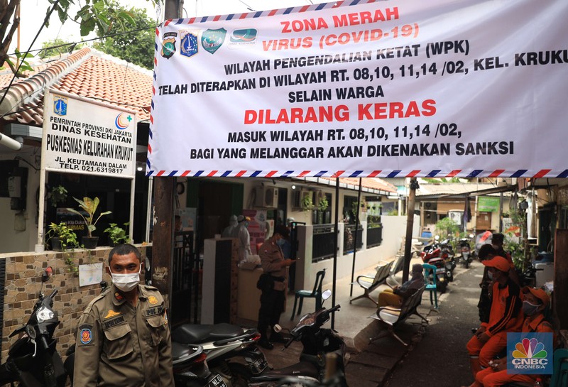 Zona merah di Kelurahan Kerukut, Tamansari, Jakarta, Senin (10/1/2022). (CNBC Indonesia/Muhammad Sabki) Zona merah di Kelurahan Kerukut, Tamansari, Jakarta, Senin (10/1/2022). (CNBC Indonesia/Muhammad Sabki)