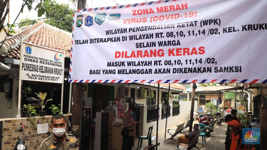 Zona merah di Kelurahan Kerukut, Tamansari, Jakarta, Senin (10/1/2022). (վ/Muhammad Sabki)