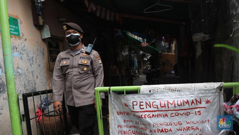Zona merah di Kelurahan Kerukut, Tamansari, Jakarta, Senin (10/1/2022). (CNBC Indonesia/Muhammad Sabki)
