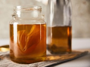 5 Minuman Sehat buat Atasi Perut Begah Usai Makan Rendang hingga Opor