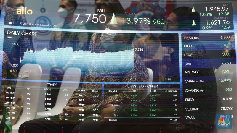Harga saham emiten bank digital PT Allo Bank Indonesia Tbk (BBHI) melonjak pada awal perdagangan hari ini, Selasa (11/1/2022). Kenaikan saham BBHI terjadi seiring pengusaha nasional Chairul Tanjung (CT), yang merupakan ultimate shareholder Allo Bank, membuka perdagangan di Bursa Efek Indonesia (BEI). (CNBC Indonesia/Andrean Kristianto)