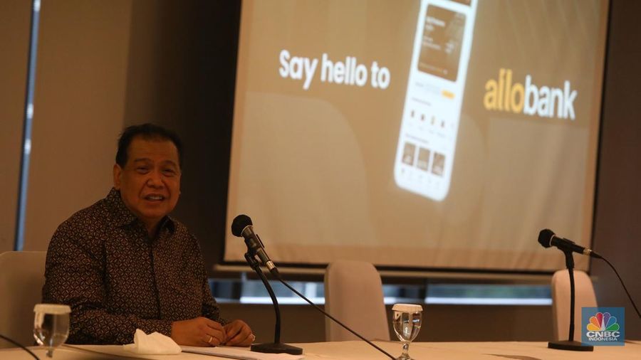 Harga saham emiten bank digital PT Allo Bank Indonesia Tbk (BBHI) melonjak pada awal perdagangan hari ini, Selasa (11/1/2022). Kenaikan saham BBHI terjadi seiring pengusaha nasional Chairul Tanjung (CT), yang merupakan ultimate shareholder Allo Bank, membuka perdagangan di Bursa Efek Indonesia (BEI). (CNBC Indonesia/Andrean Kristianto)