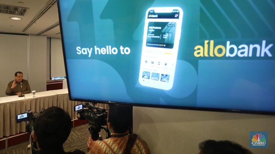 Harga saham emiten bank digital PT Allo Bank Indonesia Tbk (BBHI) melonjak pada awal perdagangan hari ini, Selasa (11/1/2022). Kenaikan saham BBHI terjadi seiring pengusaha nasional Chairul Tanjung (CT), yang merupakan ultimate shareholder Allo Bank, membuka perdagangan di Bursa Efek Indonesia (BEI). (CNBC Indonesia/Andrean Kristianto)