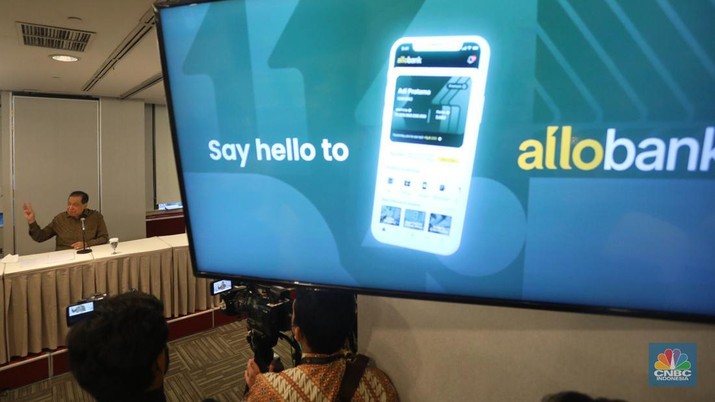 Harga saham emiten bank digital PT Allo Bank Indonesia Tbk (BBHI) melonjak pada awal perdagangan hari ini, Selasa (11/1/2022). Kenaikan saham BBHI terjadi seiring pengusaha nasional Chairul Tanjung (CT), yang merupakan ultimate shareholder Allo Bank, membuka perdagangan di Bursa Efek Indonesia (BEI). (CNBC Indonesia/Andrean Kristianto) Harga saham emiten bank digital PT Allo Bank Indonesia Tbk (BBHI) melonjak pada awal perdagangan hari ini, Selasa (11/1/2022). Kenaikan saham BBHI terjadi seiring pengusaha nasional Chairul Tanjung (CT), yang merupakan ultimate shareholder Allo Bank, membuka perdagangan di Bursa Efek Indonesia (BEI). (CNBC Indonesia/Andrean Kristianto)