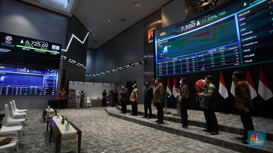 Harga saham emiten bank digital PT Allo Bank Indonesia Tbk (BBHI) melonjak pada awal perdagangan hari ini, Selasa (11/1/2022). Kenaikan saham BBHI terjadi seiring pengusaha nasional Chairul Tanjung (CT), yang merupakan ultimate shareholder Allo Bank, membuka perdagangan di Bursa Efek Indonesia (BEI). (CNBC Indonesia/Andrean Kristianto)