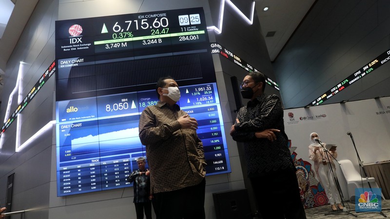 Harga saham emiten bank digital PT Allo Bank Indonesia Tbk (BBHI) melonjak pada awal perdagangan hari ini, Selasa (11/1/2022). Kenaikan saham BBHI terjadi seiring pengusaha nasional Chairul Tanjung (CT), yang merupakan ultimate shareholder Allo Bank, membuka perdagangan di Bursa Efek Indonesia (BEI). (CNBC Indonesia/Andrean Kristianto)