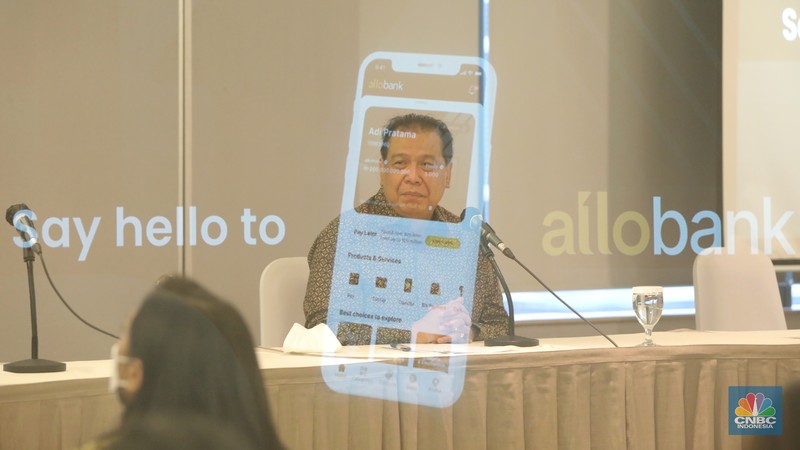 Harga saham emiten bank digital PT Allo Bank Indonesia Tbk (BBHI) melonjak pada awal perdagangan hari ini, Selasa (11/1/2022). Kenaikan saham BBHI terjadi seiring pengusaha nasional Chairul Tanjung (CT), yang merupakan ultimate shareholder Allo Bank, membuka perdagangan di Bursa Efek Indonesia (BEI). (CNBC Indonesia/Andrean Kristianto)