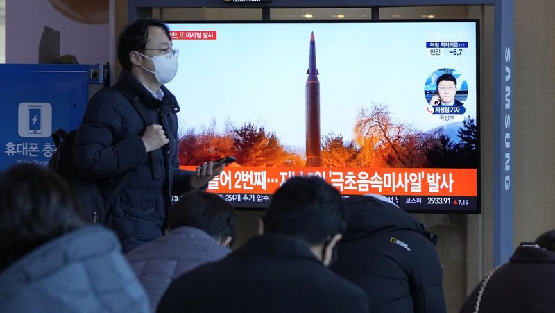 Uji tembak rudal hipersonik di lokasi Korea Utara. (via REUTERS/KCNA)