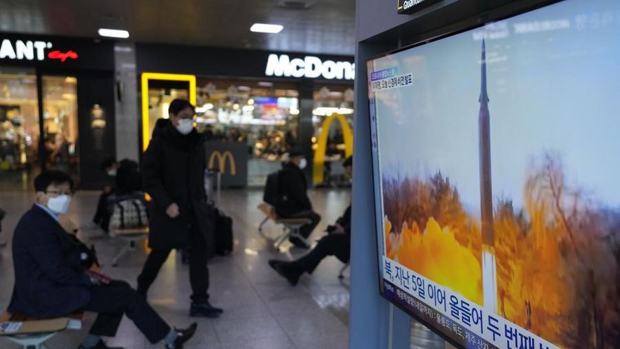 Uji tembak rudal hipersonik di lokasi Korea Utara. (via REUTERS/KCNA)