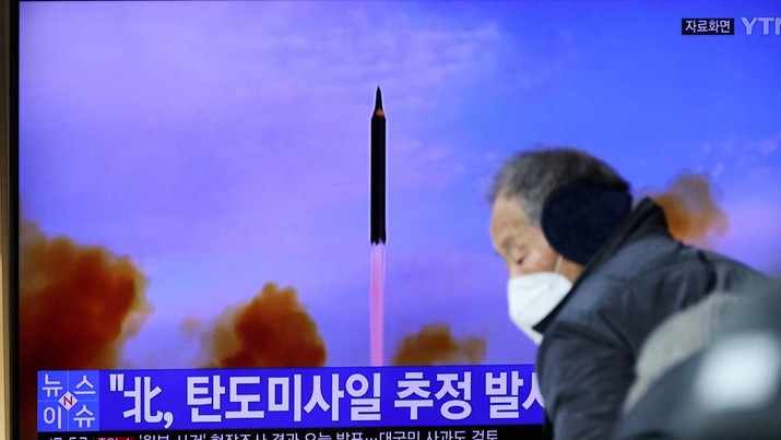 Peluncuran rudal hipersonik Korut pada (5/1/20220). (REUTERS/KIM HONG-JI)