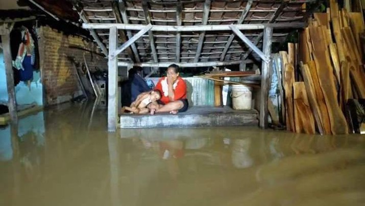 Sebanyak 2.728 jiwa dari 1.082 KK warga Desa Mekarsari dan Desa Gunung Sari di Kecamatan Waled, Kabupaten Cirebon, terdampak banjir dengan Tinggi Muka Air (TMA) antara 30-100 sentimeter pada Selasa (11/1). (Dok: BNPB)