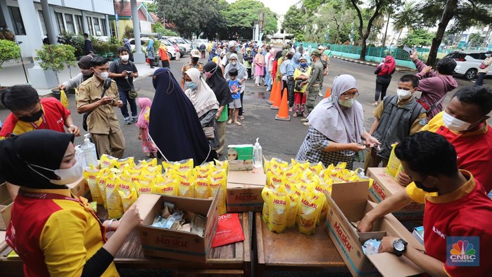 Sejumlah warga antre membeli minyak goreng kemasan saat operasi pasar minyak goreng murah di Halaman Kantor Kecamatan Pamulang, Tangerang Selatan, Banten, Selasa (11/1/2022). (CNBC Indonesia/Muhammad Sabki)