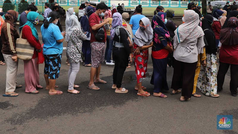 Sejumlah warga antre membeli minyak goreng kemasan saat operasi pasar minyak goreng murah di Halaman Kantor Kecamatan Pamulang, Tangerang Selatan, Banten, Selasa (11/1/2022). (CNBC Indonesia/Muhammad Sabki) Sejumlah warga antre membeli minyak goreng kemasan saat operasi pasar minyak goreng murah di Halaman Kantor Kecamatan Pamulang, Tangerang Selatan, Banten, Selasa (11/1/2022). (CNBC Indonesia/Muhammad Sabki)