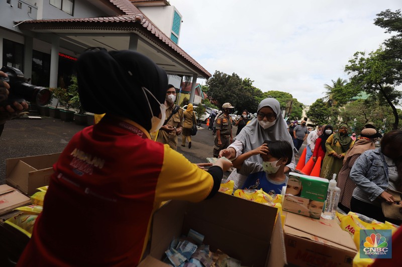 Sejumlah warga antre membeli minyak goreng kemasan saat operasi pasar minyak goreng murah di Halaman Kantor Kecamatan Pamulang, Tangerang Selatan, Banten, Selasa (11/1/2022). (CNBC Indonesia/Muhammad Sabki) Sejumlah warga antre membeli minyak goreng kemasan saat operasi pasar minyak goreng murah di Halaman Kantor Kecamatan Pamulang, Tangerang Selatan, Banten, Selasa (11/1/2022). (CNBC Indonesia/Muhammad Sabki)