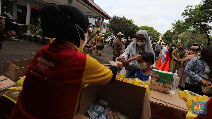 Sejumlah warga antre membeli minyak goreng kemasan saat operasi pasar minyak goreng murah di Halaman Kantor Kecamatan Pamulang, Tangerang Selatan, Banten, Selasa (11/1/2022). (CNBC Indonesia/Muhammad Sabki)