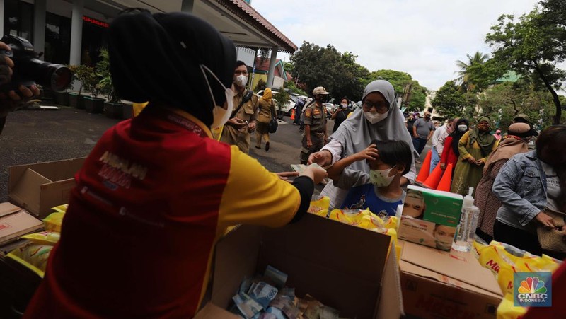 Sejumlah warga antre membeli minyak goreng kemasan saat operasi pasar minyak goreng murah di Halaman Kantor Kecamatan Pamulang, Tangerang Selatan, Banten, Selasa (11/1/2022). (CNBC Indonesia/Muhammad Sabki)