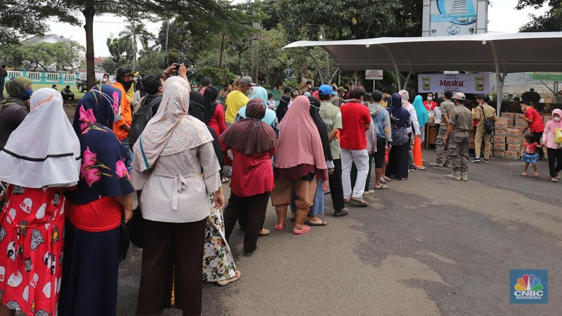 Sejumlah warga antre membeli minyak goreng kemasan saat operasi pasar minyak goreng murah di Halaman Kantor Kecamatan Pamulang, Tangerang Selatan, Banten, Selasa (11/1/2022). (CNBC Indonesia/Muhammad Sabki)
