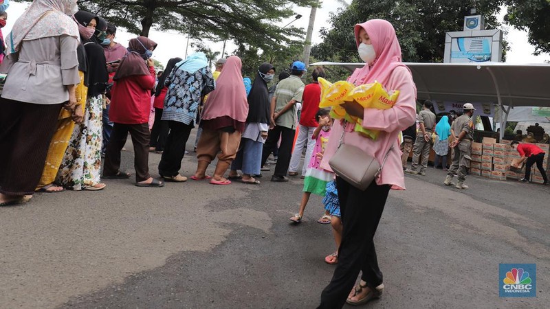 Sejumlah warga antre membeli minyak goreng kemasan saat operasi pasar minyak goreng murah di Halaman Kantor Kecamatan Pamulang, Tangerang Selatan, Banten, Selasa (11/1/2022). (CNBC Indonesia/Muhammad Sabki)