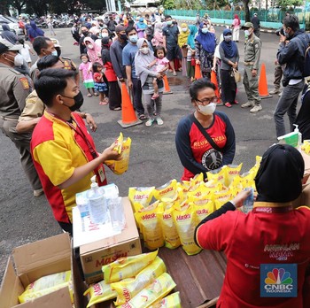 Minyak Goreng Jadi 'Emas' Dadakan, Warga Antre!