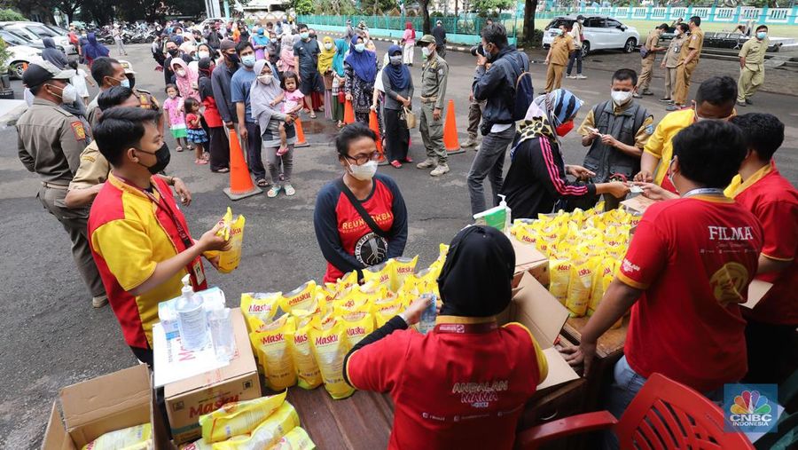 Sejumlah warga antre membeli minyak goreng kemasan saat operasi pasar minyak goreng murah di Halaman Kantor Kecamatan Pamulang, Tangerang Selatan, Banten, Selasa (11/1/2022). (CNBC Indonesia/Muhammad Sabki)